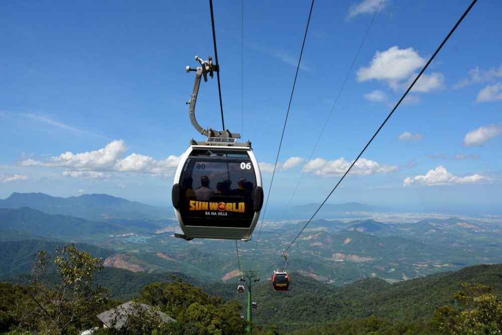 Du khách có thể đi cáp treo vào sáng sớm để ngắm nhìn toàn cảnh Bà Nà Hills thanh bình 